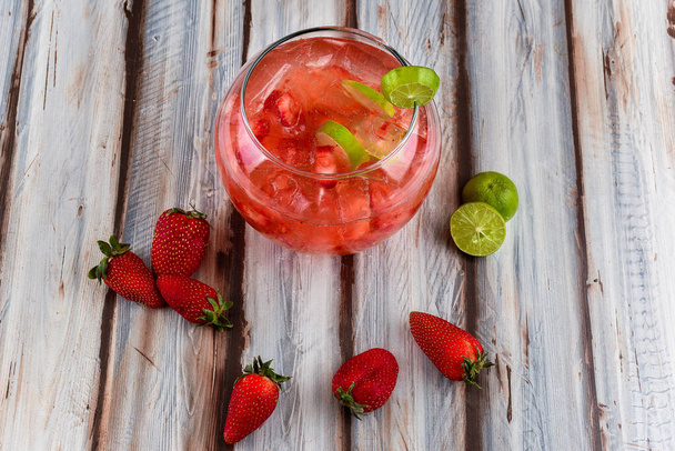 Primer plano de una bebida con sabor a fresa servida en una pecera grande - Foto, imagen