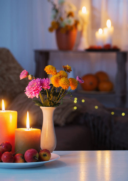 autumn decorations with burning candles at home - Φωτογραφία, εικόνα