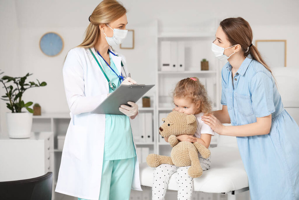 Frau mit kleiner Tochter besucht Kinderarzt in Klinik - Foto, Bild