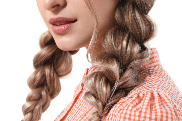 Красива молода жінка з плетеним волоссям на білому тлі, крупним планом
 - Фото, зображення
