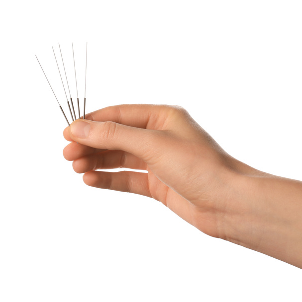 Ręka z igłami akupunkturowymi na białym tle - Zdjęcie, obraz