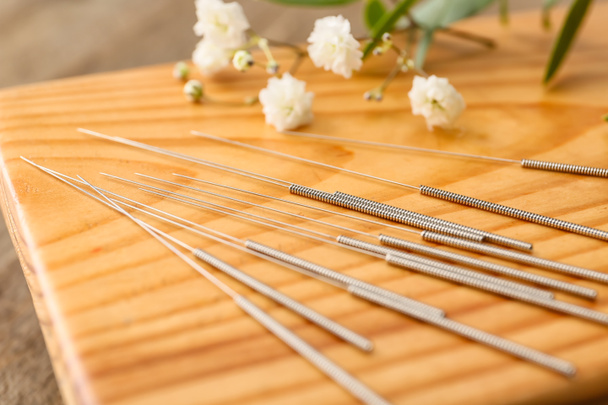 Fique com agulhas de acupuntura e flores, close-up - Foto, Imagem