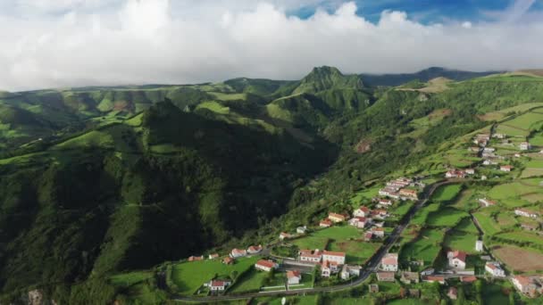  Casa do Gato Tomas kylä sijaitsee vihreillä kukkuloilla vuoren Flores Island - Materiaali, video