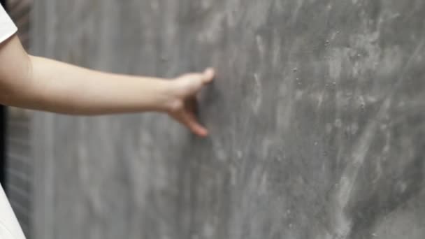 Közelről kéz fiatal lány megérinti lágyan fal háttér egy kis utca élvezi nyaralás nyár. - Felvétel, videó