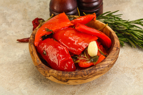 Marinated red bell pepper with spices - Foto, immagini