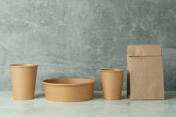 Envases de entrega para comida para llevar en mesa texturizada blanca - Foto, Imagen