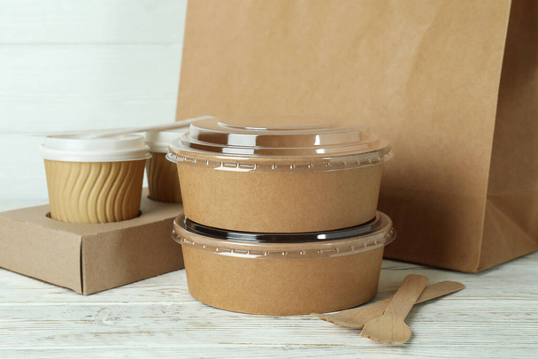 Envases de entrega para comida para llevar en mesa de madera blanca - Foto, imagen