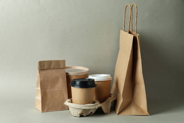 Envases de entrega para comida para llevar sobre fondo gris - Foto, imagen