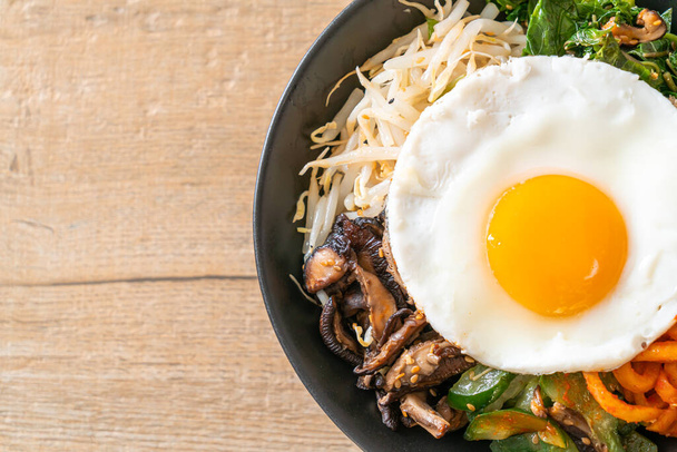 Bibimbap, Korean spicy salad with rice and fried egg - traditionally Korean food style - Fotoğraf, Görsel