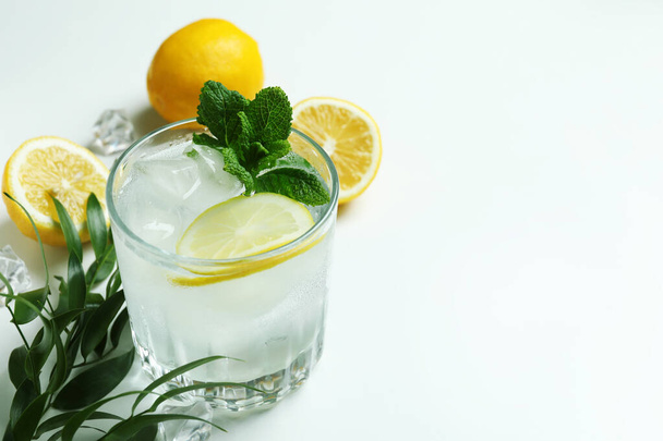 Склянка коктейлю з лимоном на білому тлі
 - Фото, зображення