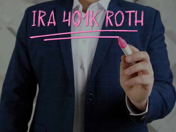 Aantrekkelijke Manager met marker schrijven IRA 401K ROTH Individuele pensioenrekeningen - Foto, afbeelding