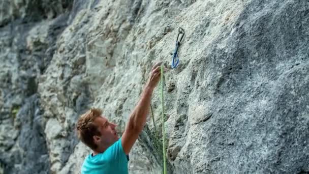 Tiro de ángulo medio alto de la cuerda de fijación del escalador al mosquetón, Burjakove peci - Metraje, vídeo