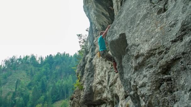 альпініст у захисній упряжі і мотузці на вертикальній стіні, Burjakove peci - Кадри, відео