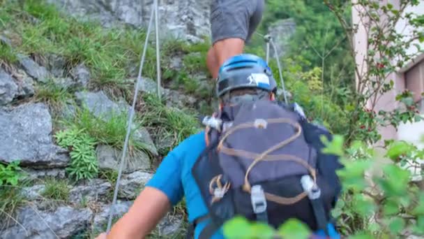 Een man met rugzak die via stenen trappen naar het bos loopt - Video