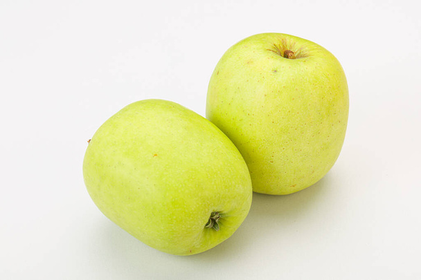 Zwei reife grüne süße leckere Äpfel - Foto, Bild