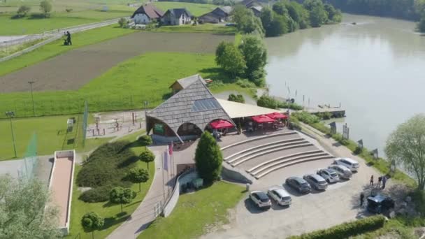 Εναέρια drone κινείται μακριά πλάνα του καφέ μπαρ στο Drava ποταμού - Πλάνα, βίντεο