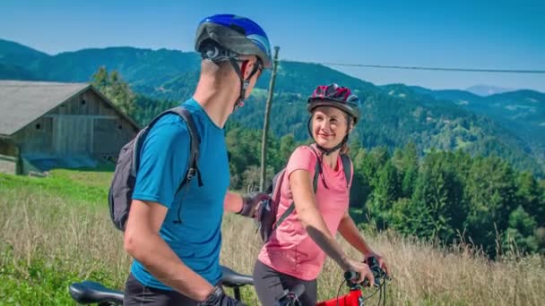 Ciclismo de pareja en las colinas de Pohorje Vuzenica, Eslovenia - Imágenes, Vídeo
