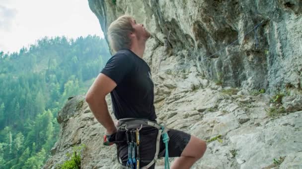 escalador de roca utilizar bolsa de tiza y frotar las manos. Burjakove peci climbing área, Alpes - Metraje, vídeo