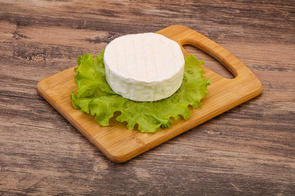 Finom tradicionális Brie kerek lágy sajt - Fotó, kép