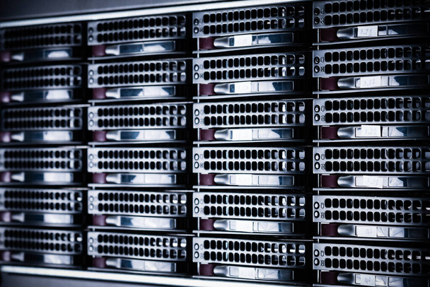 Řada pevných disků sloužících jako úložiště dat uvnitř serverové místnosti - Fotografie, Obrázek
