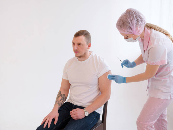 Médico que realiza una vacunación en el hombro del paciente, inyección de vacuna contra la gripe en el brazo, coronavirus, enfermedad de la vacuna covid-19 que se prepara para la vacuna de ensayos clínicos en humanos. - Foto, imagen
