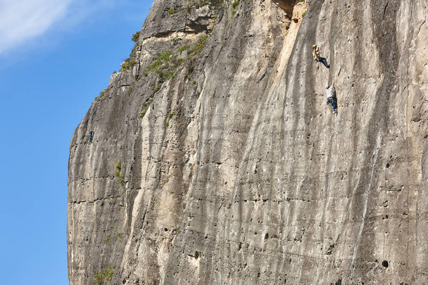 Des grimpeurs sur un mur de granit. Le sport extrême. Activité de montagne extérieure - Photo, image