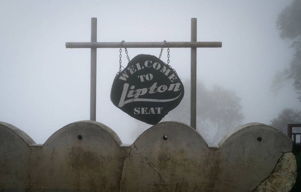 Lipton Seat Sign, Холодні туманні умови на вершині пагорба, призначення подорожі, і орієнтир для прекрасної точки зору.. - Фото, зображення