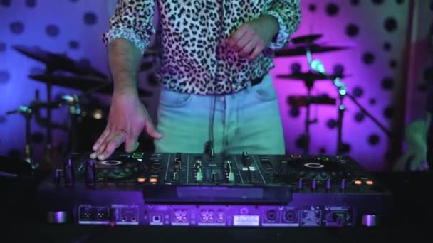 DJ miksowanie muzyki dźwiękowej w studio nagraniowym domu - Młodzież DJ styl życia rozrywka koncepcja - Materiał filmowy, wideo