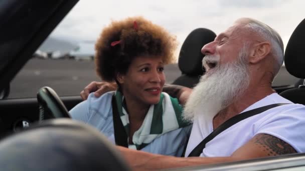 Glückliches Senioren-Paar hat Spaß am Fahren mit neuem Cabrio - Ältere Menschen genießen gemeinsame Zeit im Roadtrip-Urlaub - Senioren-Lebensstil und Reisekultur Verkehrskonzept - Filmmaterial, Video