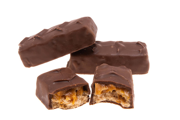 chocoladereep met noten en karamel geïsoleerd op witte achtergrond  - Foto, afbeelding