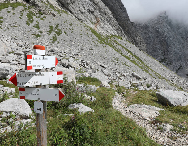 směry k dosažení horských středisek nebo chatek napsaných italsky na alpské stezce v severní Itálii - Fotografie, Obrázek