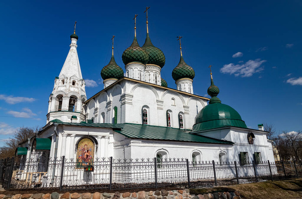 Die Erlöserkirche in Jaroslawl an einem sonnigen Frühlingstag vor blauem Himmel. - Foto, Bild