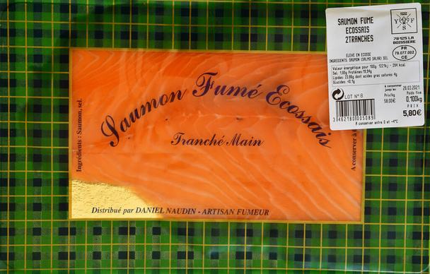 Verneuil sur Seine; Francja - 18 kwietnia 2021 r.: zbliżenie szkockiej paczki łososia wędzonego w supermarkecie - Zdjęcie, obraz