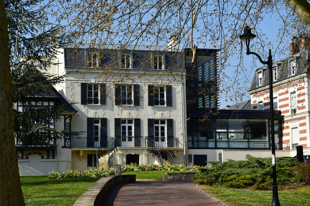 Verneuil sur Seine; France - april 18 2021 : the city hall - Φωτογραφία, εικόνα