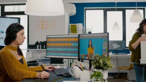 Especialista em retoucher focado trabalhando no computador em escritório criativo - Foto, Imagem