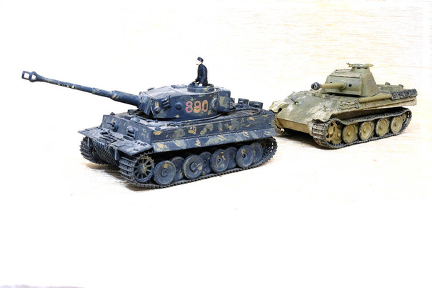 Bir 2. Dünya Savaşı modeli Alman Kaplanı ve Panter tankı - Fotoğraf, Görsel
