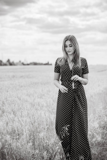 Conceito de liberdade, mulher elegante em vestido longo ponto polka preto no campo, estilo vintage para senhoras - Foto, Imagem