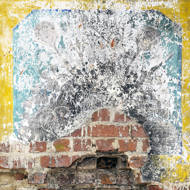破壊された正教会の壁に描かれた図面の遺跡,トロイツコイ村, Kostroma地域,ロシア - 写真・画像