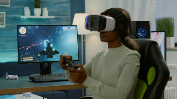 Africano jugador jugando espacio shooter competencia utilizando gafas de realidad virtual - Foto, imagen