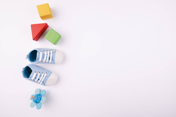 scarpe bambino giocattoli copiare spazio. Risoluzione e bella foto di alta qualità - Foto, immagini