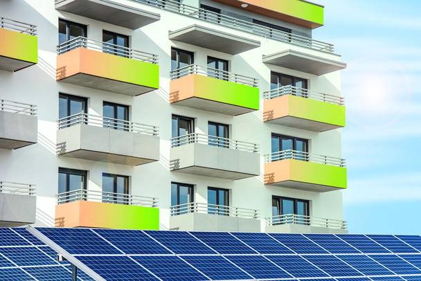 paneles solares y la fachada de un edificio de apartamentos - Foto, Imagen