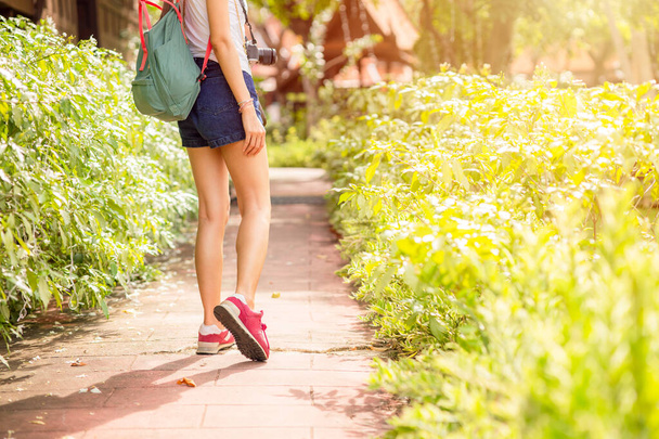 chica adolescente viaje caminando en la naturaleza sendero, las mujeres turista caminando con sombrero mochila bolso - Foto, imagen