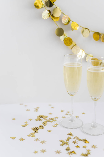 copas de champán con mesa de lentejuelas. Resolución y alta calidad hermosa foto - Foto, Imagen