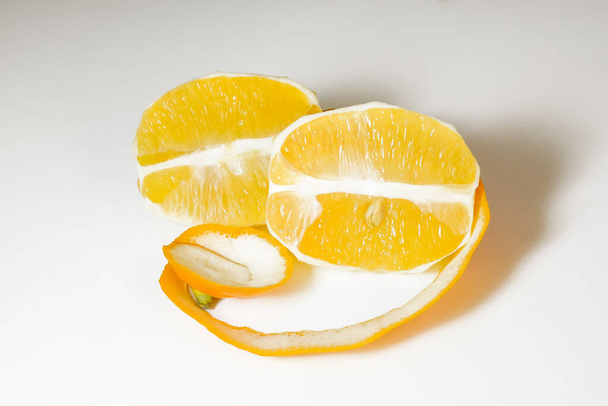 Mitades de limón peladas y cortadas sobre fondo blanco - Foto, imagen