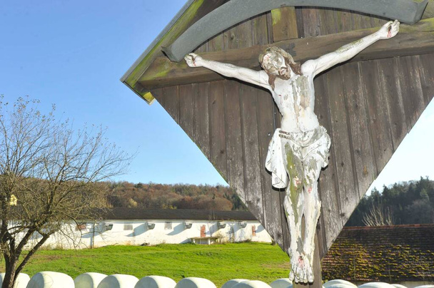 Gesù Cristo appeso alla croce, simbolo di sofferenza nella religione cristiana - Foto, immagini