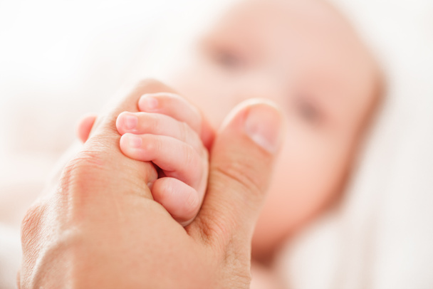 Rakkauden ja perheen käsite. kädet isä ja vauva lähikuva
 - Valokuva, kuva