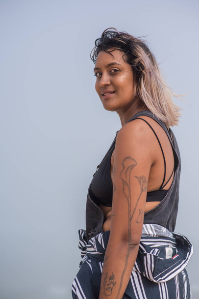 Portrét sebejisté ženy s tetováním - Fotografie, Obrázek