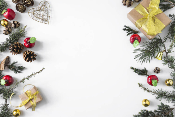Рождественская композиция подарочные коробки с ветками. Разрешение и высокое качество красивой фотографии - Фото, изображение