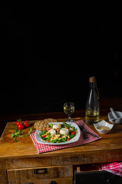 Rocket salad with goat cheese and honey dressing - Zdjęcie, obraz
