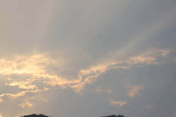 ηλιοβασίλεμα ουρανό - ήλιος λάμπει μέσα από τα σύννεφα γραφικό ουρανό - Φωτογραφία, εικόνα